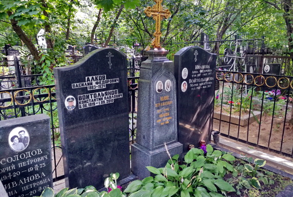 Гранитные памятники в разном стиле