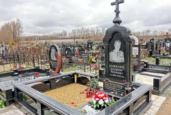 Памятник-арка из чёрного гранита в православном стиле